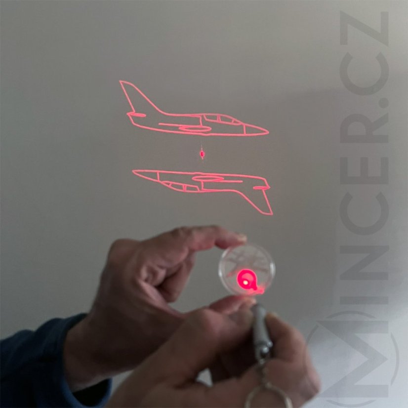 Krásný efekt dvou siluet letounu po prosvícení mince laserovým ukazovátkem